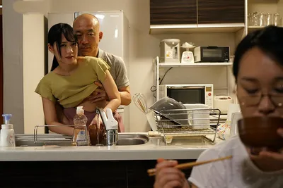 Gã chồng chịch con gái riêng của bà xã khi biết cô vợ không thể sinh con cho mình