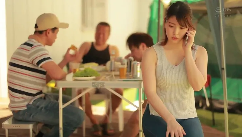 Gã chồng khờ để vợ tham gia sự kiện cắm trại với mấy gã nhà đối diện và cái kết