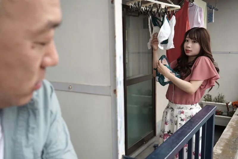 Gã nhà kề bên chuyên soi mói và cặp vợ gã chồng thường xuyên rên la quá to