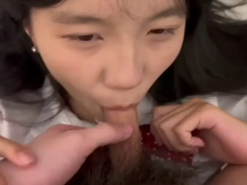 Em loli dễ thương liếm chuối biến em thành con em đào nứng lồn p2